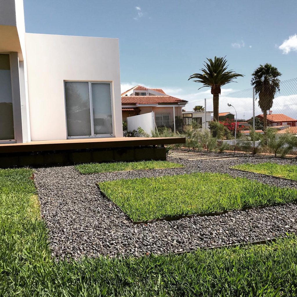 Biogarden Tenerife - Instalación de césped natural en jardín en Candelaria